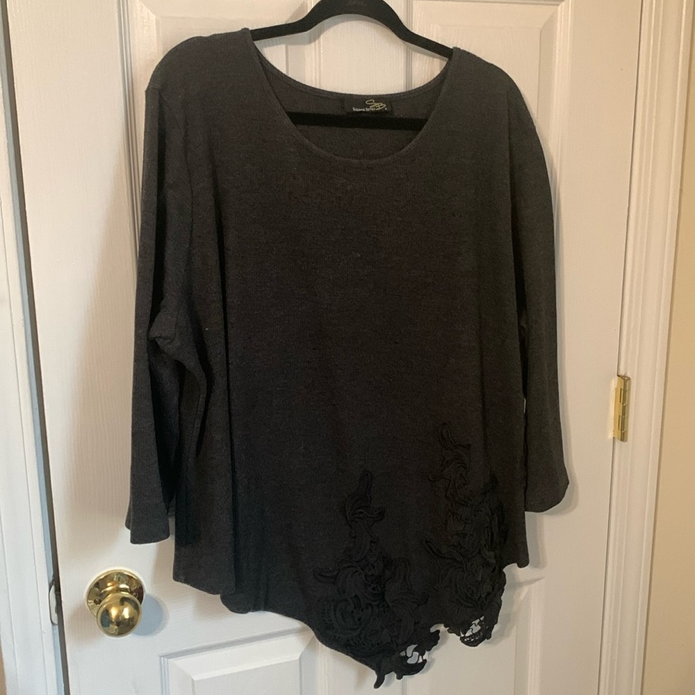 Suzanne Betro waffle weave 3/4 sleeves top w/applique flowers PTP 27” length 26”